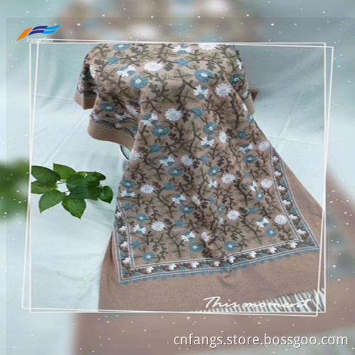 Foulard en polyester pour dames brodé floral design élégant